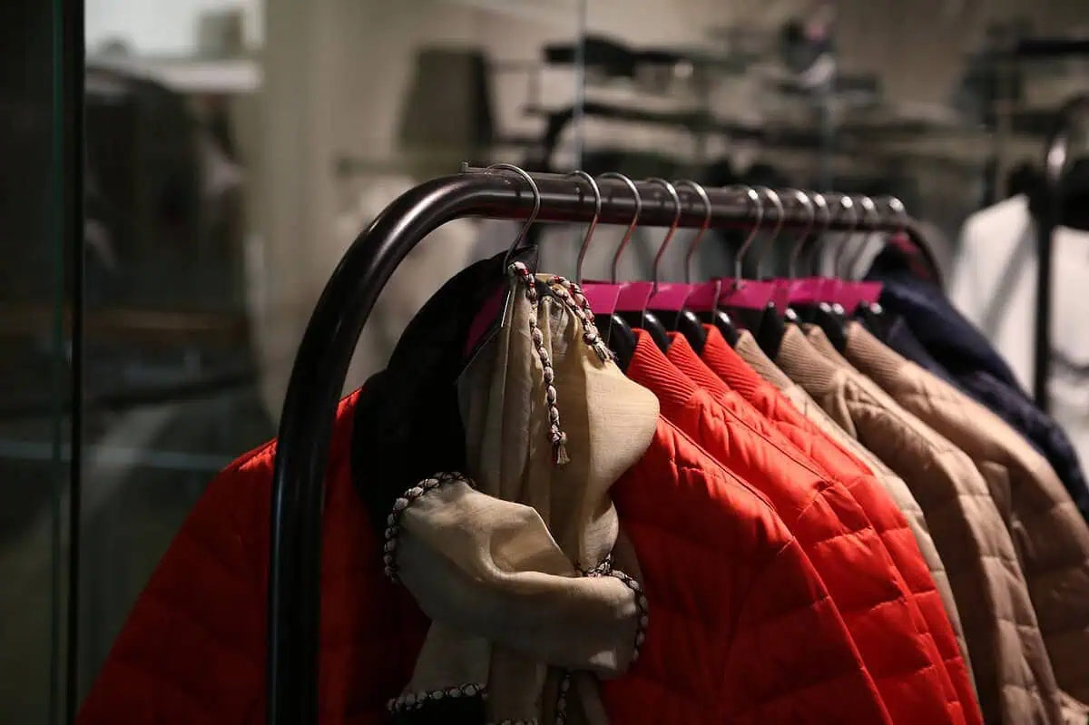 Kurtki przejściowe damskie plus size: praktyczny przewodnik na wiosnę i jesień