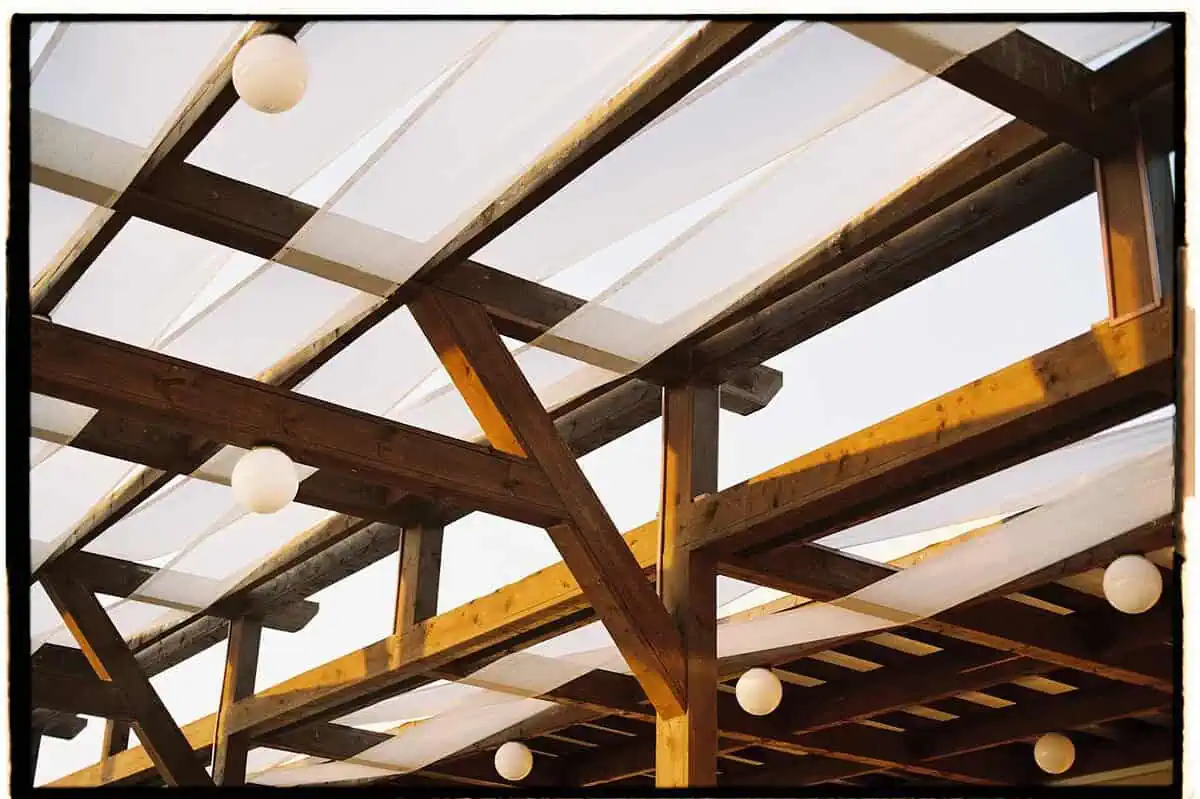 Pergola nad tarasem – nowoczesne zadaszenie tkaninowe dla domu i biznesu