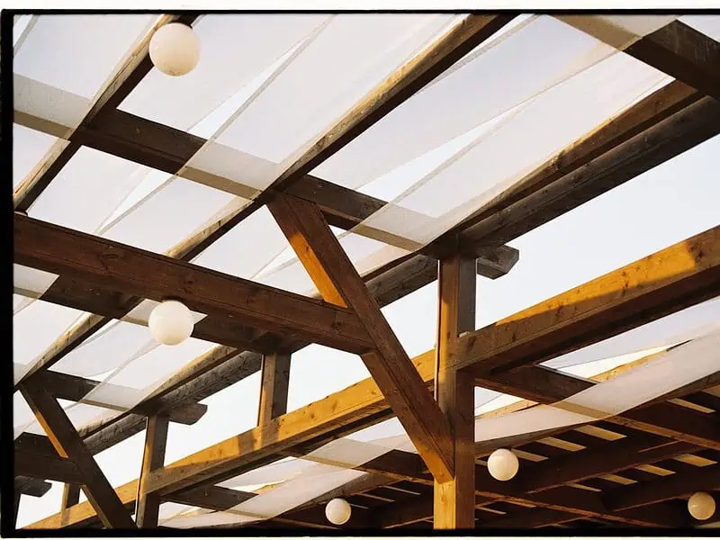 Pergola nad tarasem – nowoczesne zadaszenie tkaninowe dla domu i biznesu
